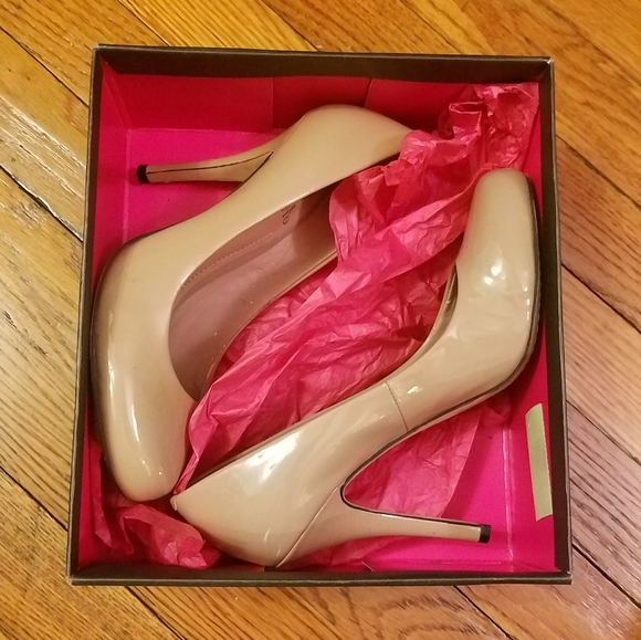 Vince Camuto round toe Elanie patent leath… - Picture 5 of 10